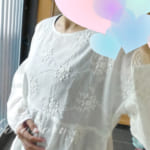 大人可愛い、お花刺繍のふんわりブラウス