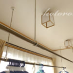 [Web内覧会11][家事室2]ホスクリーンに4本の竿＆紅葉