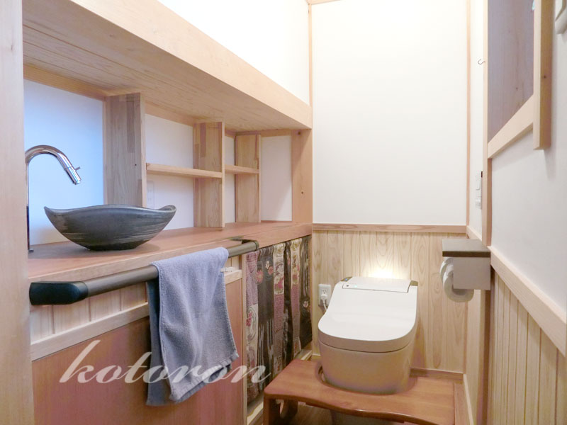 Web内覧会40 トイレ1 階段下を使った1 5畳の1階トイレ 今年の抱負 Kotoron Comfortable Life 心地よい暮らしのために