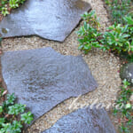 庭のジャリに入り込んだ、土や落ち葉を除去する方法