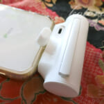 スマホにドッキングする電源。そして、スタンドにもなる！